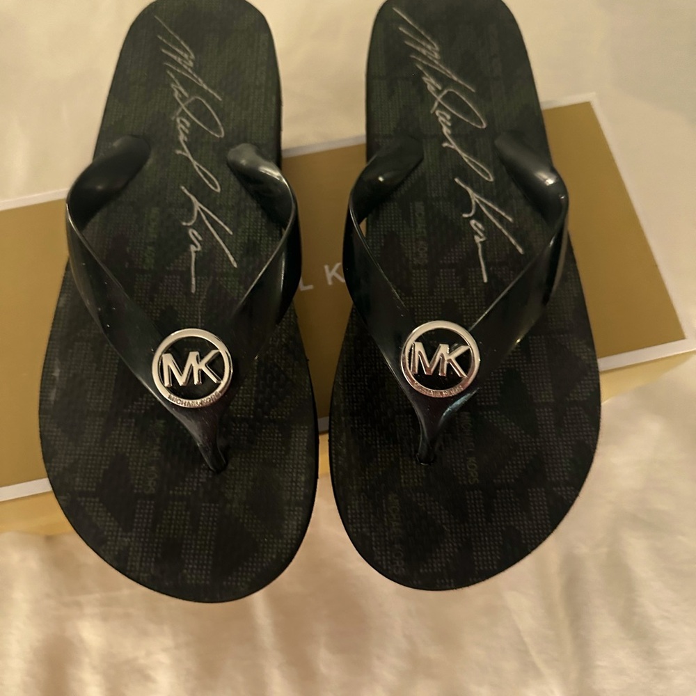 MICHAEL KORS MSRP $69.99 WOMEN'S BLACK FLIP FLOPS SANDALS SIZE 7